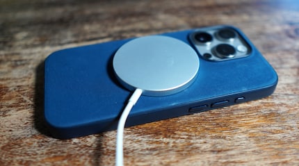 Bij normaal draadloos opladen zorgen de magneten ervoor dat de oplader op de juiste plaats rust.