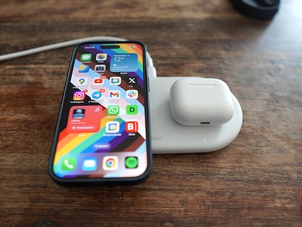 Naast het oplaadstation voor je mobiel zit een oplaadsleuf voor een hoofdtelefoon.