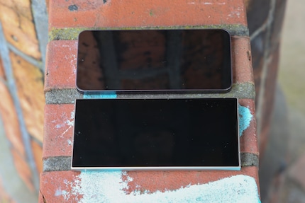 Das Display des S24 Plus (oben) spiegelt deutlich stärker als das des S24 Ultra.