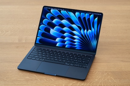 Das kleine MacBook Air wiegt nur 1,24 Kilogramm, das grosse 1,51 Kilogramm.