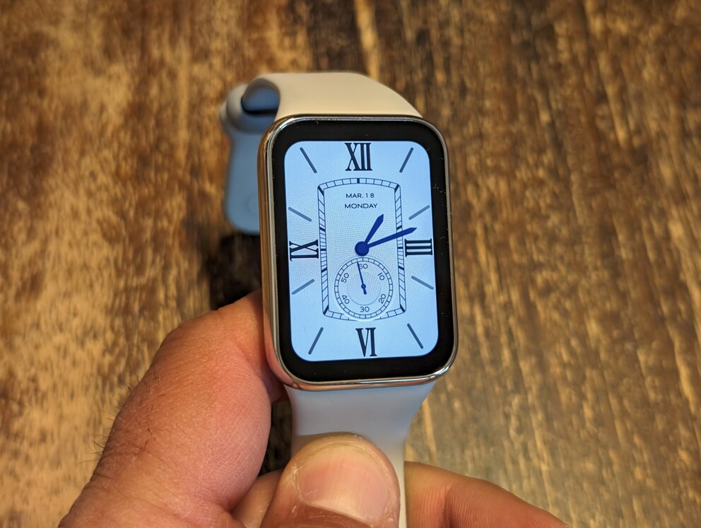 With a light-coloured dial, the thick black borders are clearly visible.