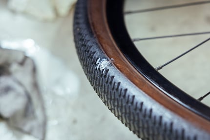 Sealing fluid leaks out. This shows you where the damage to the tyre has occurred.