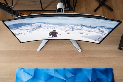 The curve isn’t really necessary – there’s hardly any colour shift when viewed at an angle.