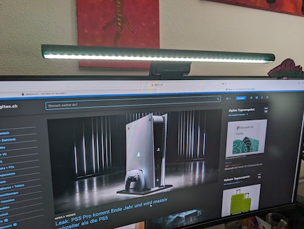 Positioned on top of the monitor, this screen bar beams light down onto the desk. There’s no reflection or glare.