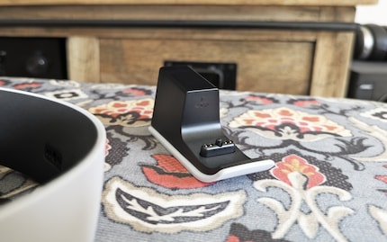 En plus des écouteurs, un adaptateur USB PS-Link, un câble USB et l'arceau de chargement que vous voyez ici sont inclus dans l'emballage.