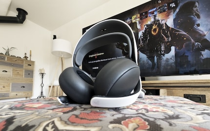 La bande caoutchoutée sous l'arceau du casque s'adapte automatiquement à votre tête lorsque vous le mettez.