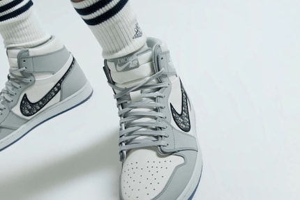 Da ist es, das Dior-Logo auf dem Nike-Logo.