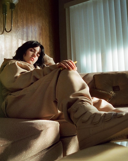 Billie Eilish in ihren eigenen Designs.