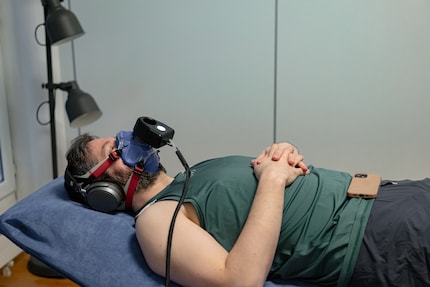 Allongé sur une chaise longue, j’ai respiré à un rythme constant pendant 30 minutes pour analyser mon métabolisme. C’est plus dur que ça en a l’air !