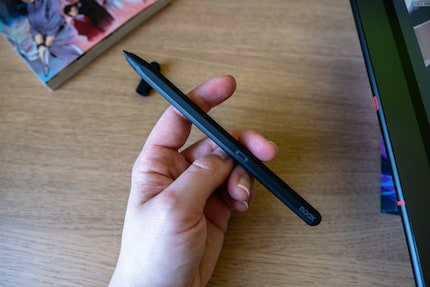 De meegeleverde pen is prettig om mee te schrijven, maar de magnetische grip is een beetje zwak.