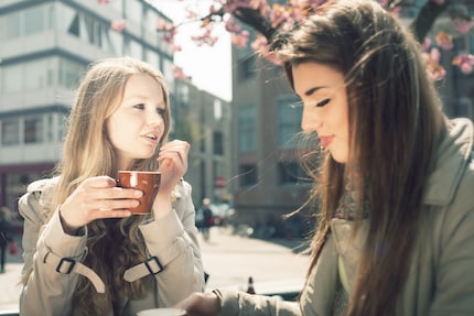 Kaffee trinken macht mehr Spass zu zweit. Und draussen.