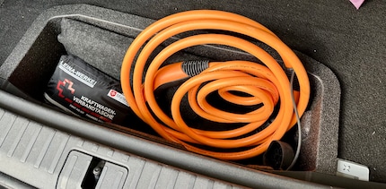 In die gedachte Aussparung im Kofferraum passt das «Helix»-Kabel bei meinem Skoda Enyaq nicht hinein.