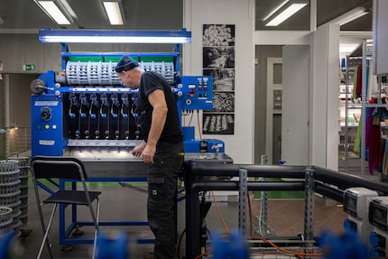En remportant l’Agropreis 2016, le plus grand concours d’innovation de l’agriculture suisse, Swiss Silk a pu acquérir la machine bleue.