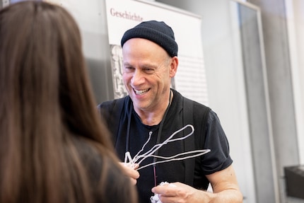 Le président de Swiss Silk Ueli Ramseier nous fait visiter la manufacture de soie.