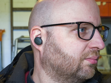 Die Fairbuds stehen etwas weiter heraus als viele andere In-Ear-Modelle, aber das stört nur selten.