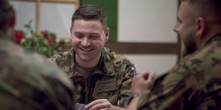 Oberleutnant Andrija Stojković beim traditionellen Donnschtig-Jass mit der Truppe.