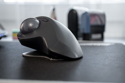 Ich bin sehr zufrieden mit der Logitech MX Ergo. Allerdings ist sie für die Bildbearbeitung eher ungeeignet.