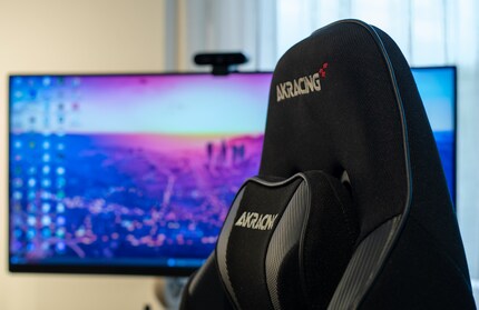 Der Gaming Chair von Akracing hat einen Textilüberzug. Das ist insbesondere bei sommerlichen Temperaturen angenehm. Bei Kunstlederüberzügen habe ich immer das Gefühl, die Haut klebe am Stuhl.