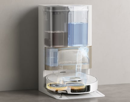 De X40 Ultra Complete maakt de twee dweilen schoon met heet water.