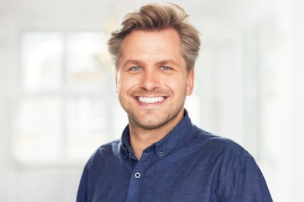 Zahnmediziner Donges sieht in seiner Praxis immer seltener Kariesprobleme, dafür birgt der heutige Lebensstil andere Probleme für die Zähne.