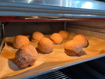 Die Burger-Brötchen duften köstlich, als ich sie aus dem Ofen hole.