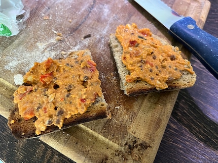 Schnell gemacht, schmeckt gut und ist gesund: Sauerteigbrot mit Linsen-Aufstrich.