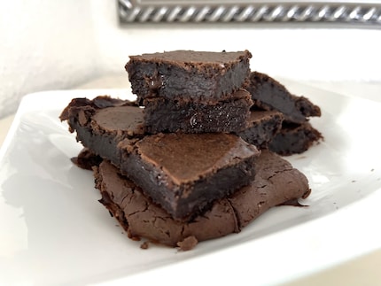 Das Backen ohne tierische Zutaten fällt leichter als gedacht: Die Schoko-Brownies aus schwarzen Bohnen waren im Nu aufgegessen.