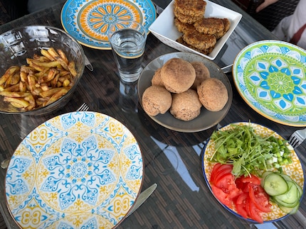 Nach zwei Stunden kochen ist angerichtet: vegane Burger mit selbstgemachten Pommes.
