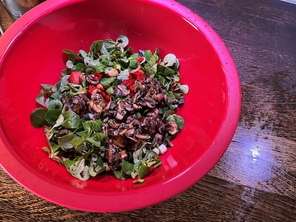Statt Fisch zu den Pommes gibt es für mich heute Feldsalat mit gebratenen Champignons.