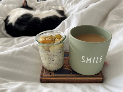 So lässt es sich leben: veganes Overnight-Oat mit Hafermilch-Kaffee zum Frühstück.