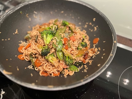 Schnell ein bisschen Gemüse in Wok oder Pfanne, Mie-Nudeln und Sojasoße dazu und fertig ist das vegane Abendessen.