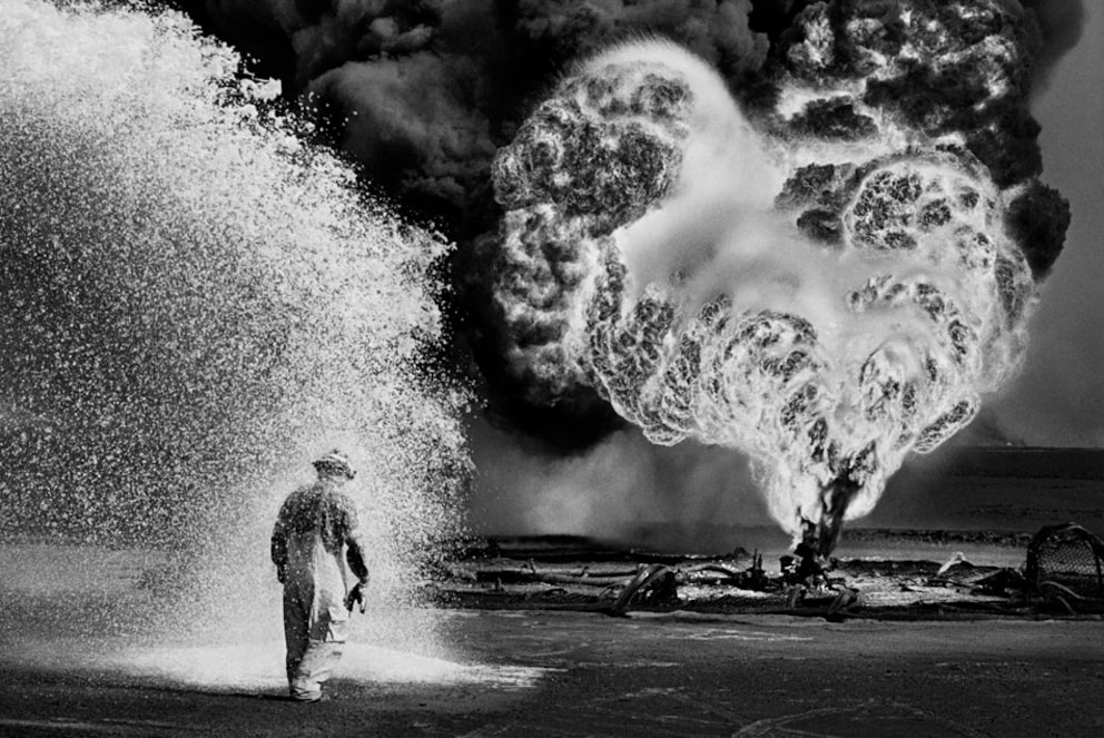 Une lutte contre les puits de pétrole en feu dans les champs pétrolifères du Koweït en 1991.