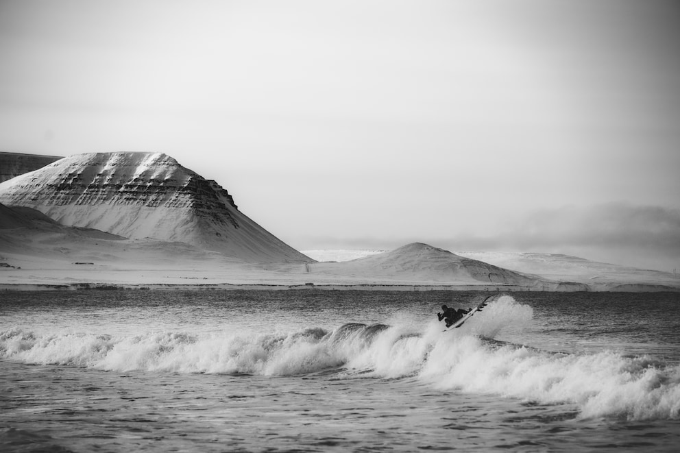 La côte islandaise, un décor à couper le souffle pour surfer dans des conditions arctiques.