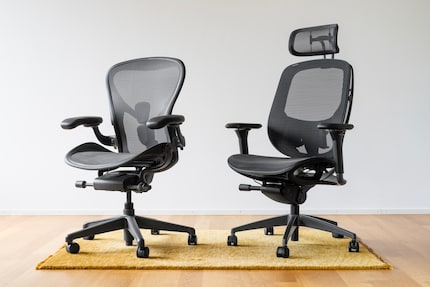 Der Razer Fujin Pro (rechts) ist nach dem gleichen Prinzip gebaut wie mein treuer Herman Miller Aeron in der Grösse B (links), auf dem ich täglich sitze.