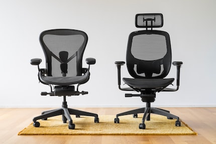 Die Rücklehne des Aeron (links) verjüngt sich nach unten. Das gibt Platz für die Arme. Der Fujin Pro (rechts) hat eine andere Form. Die separate Aufhängung der Armlehnen machen ihn zudem breiter.