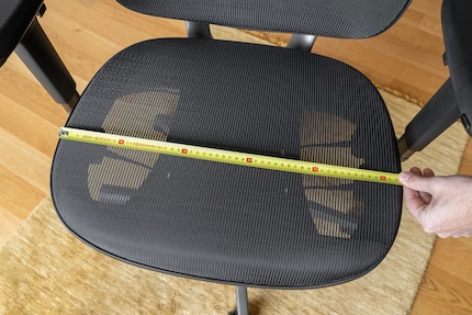 Die Sitzfläche des Fujin Pro ist flach und 52 cm breit. Das lässt Freiraum – auch zum falschen Sitzen.