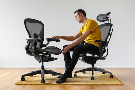 Nach einem Arbeitstag auf dem Aeron (links) fühlt sich mein Rücken besser an.