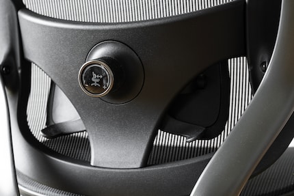 Der Schraub-Mechanismus für die Lendenwirbelstütze ist der grösste Schwachpunkt des Stuhls.