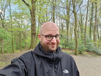 Without beauty filters, selfie shots show everything.