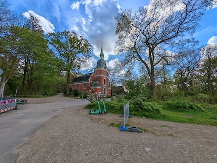 The wide-angle camera brings more to the picture without any great loss of quality.