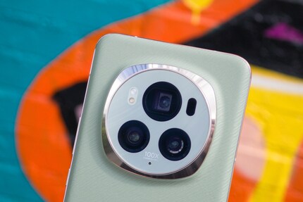 The camera hump is visually noticeable, but doesn’t make the Magic6 Pro wobble when laid flat.