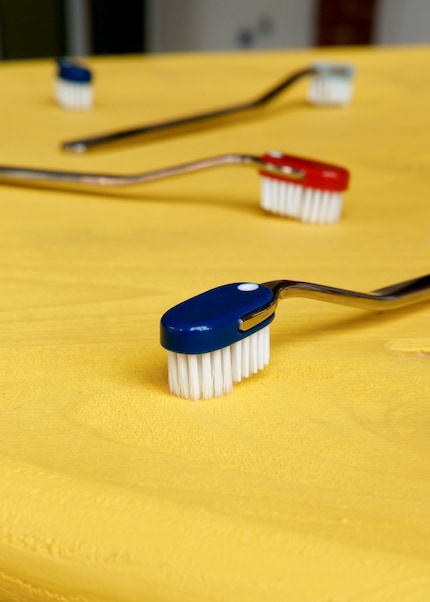 A combination of two bristles of different lengths is designed to enable effective brushing.