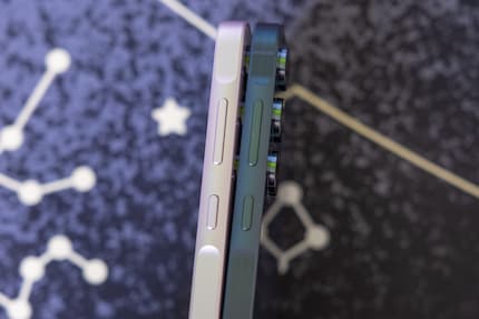 Nauwelijks verschillen tussen de twee modellen. Links de Galaxy A35 met glad aluminium frame, rechts de A55 met zichtbaar polijstwerk.