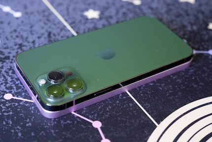 De Samsung Galaxy A35 is even groot als de iPhone 13 Pro Max.