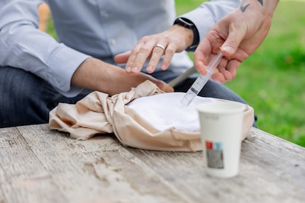 Onze geteste opstelling: We druppelen met een spuit 10 milliliter water op het versterkte okselgedeelte van het ISA-shirt.