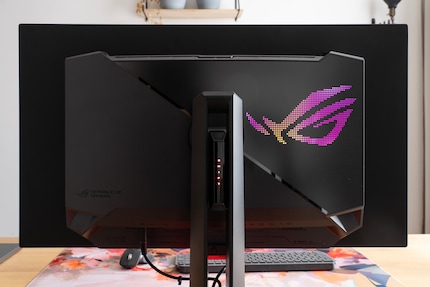 The brand logo on the custom heatsink lights up at the back – but it can be switched off.