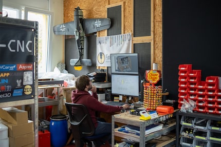 Das Modellflugzeug an der Wand zeugt noch von Kevins früherem Hobby.