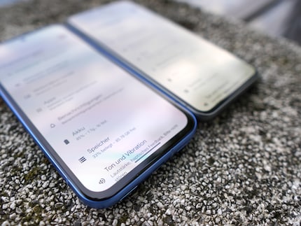 De randen rond het scherm zijn aanzienlijk dikker op de Pixel 8a (voorkant).