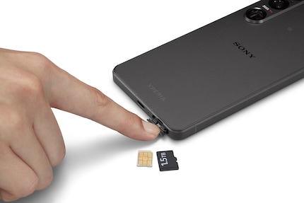La microSD peut être insérée à la main, sans outil.