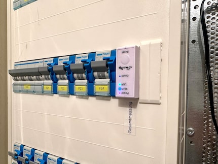 Ein Shelly Pro 3 EM misst die Energieströme und kann diese im Zusammenspiel mit dem Solar Manager optimieren. (Und ja, er ist vom Elektriker verkehrt herum eingesetzt worden; weil es etwas eng zu und her geht im Schaltschrank war das nur so möglich.)